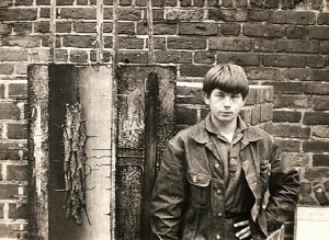 Ja na tle mojego obrazu z aplikacja z kory sosnowej. 1965 rok.